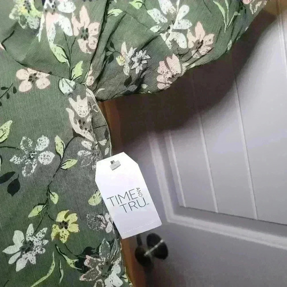 Time and tru woman's v neck size medium - Picture 5 of 6